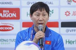 HLV Kim Sang Sik xin lỗi NHM, vẫn tin vào kỳ tích sau trận thua Malaysia